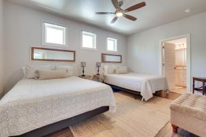 圣安东尼奥Modern San Antonio Retreat Less Than 1 Mile From Downtown!的一间卧室配有两张床和吊扇