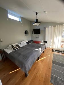 阿灵索斯Eget boende i privat uthuslänga的一间卧室,卧室内配有一张大床