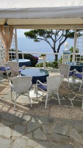 阿纳卡普里bb la guardiia的一组椅子和一张蓝色的桌子和椅子