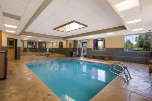 博伊西西北ID贝斯特韦斯特酒店的在酒店房间的一个大型游泳池