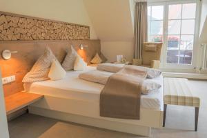 格洛特尔塔尔Hotel-Gasthaus Goldener Engel的一间卧室设有一张大床和一个窗户。