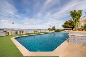 卡塔赫纳Dúplex Villas Romanas con vistas espectaculares的一座房子的院子内的游泳池