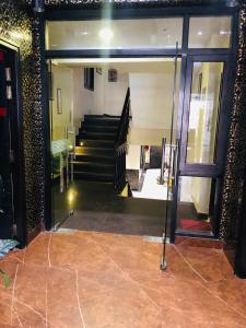 齐拉克普尔Stay @Northview park hotel zirakpur的从入口到大楼的楼梯景色