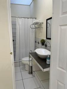 ChalchuapaChalchuapa, Santa Ana La Casa de Sussy, El Salvador的白色的浴室设有水槽和卫生间。