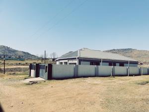 马塞卢Stunning Modern Home in Maseru的建筑前的围栏,有房子