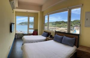 南竿马祖蓝湾景观餐厅民宿南馆的酒店客房设有两张床,享有海景。