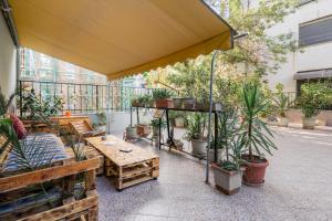 地拉那Hostel Nena Semi的户外庭院设有桌子和盆栽植物