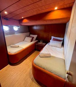 马赛Nuit insolite à bord d'un Yacht的船上的小房间设有两张床