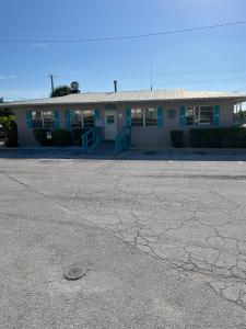 大松礁岛Big Pine Key Motel的街上有很多裂缝的建筑物