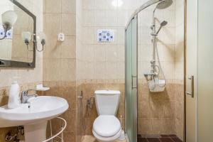 地拉那Hostel Nena Semi的浴室配有卫生间、盥洗盆和淋浴。