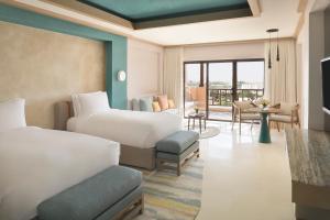 利雅德InterContinental Durrat Al Riyadh Resort & Spa, an IHG Hotel的酒店客房带两张床和一个客厅