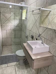 波梅罗迪Suites da Rota - Pomerode SC的一间带水槽、淋浴和卫生间的浴室