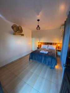 波梅罗迪Suites da Rota - Pomerode SC的一间卧室配有一张带蓝色床单和灯光的床。