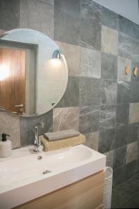 西格利盖特Panorama & Vino Szigliget的一间带水槽和镜子的浴室