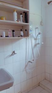 基加利Hostelito Room的带淋浴和盥洗盆的浴室