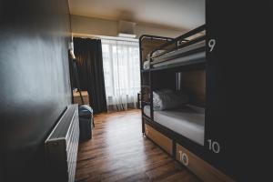 都柏林Generator Dublin的客房设有两张双层床,铺有木地板。