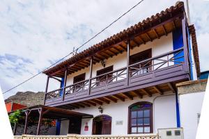 圣克鲁斯-德特内里费Casa Yeyo, Lomo Bermejo的一侧带阳台的建筑