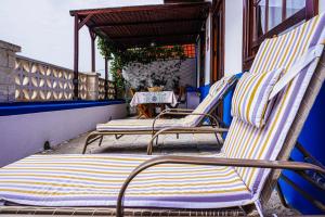 圣克鲁斯-德特内里费Casa Yeyo, Lomo Bermejo的阳台配有2把躺椅和桌子