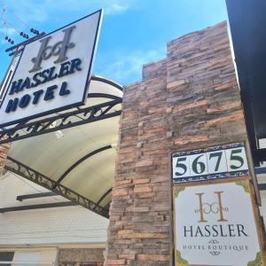 亚松森Hotel Hassler的大楼一侧的热壁炉汽车旅馆标志