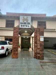 亚松森Hotel Hassler的前面有停车场的酒店