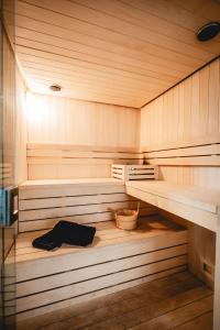 塞尼奥斯Les Maritimes的一间铺有木地板并配有木制架子的桑拿浴室