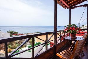 圣克鲁斯-德特内里费Casa Yeyo, Lomo Bermejo的阳台配有桌子,享有海滩美景