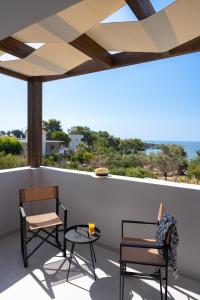 佩基罗德THERETRA PEFKI Seaside的海景阳台上配有两把椅子和一张桌子