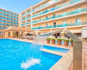 马尔格莱特德玛阿里希亚马尔宾斯酒店的酒店前方设有水滑梯的游泳池