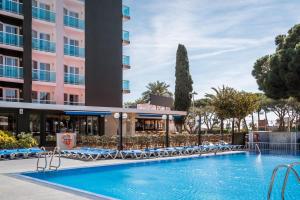 马尔格莱特德玛Hotel Cartago Nova by ALEGRIA的一座带椅子的酒店游泳池以及一座建筑