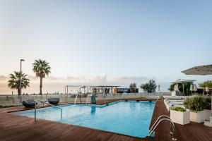 圣苏珊娜ALEGRIA Mar Mediterrania - Adults Only 4*Sup的建筑物屋顶上的游泳池