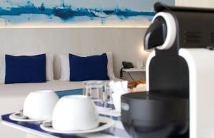 圣苏珊娜ALEGRIA Mar Mediterrania - Adults Only 4*Sup的配有蓝色枕头的床的酒店客房