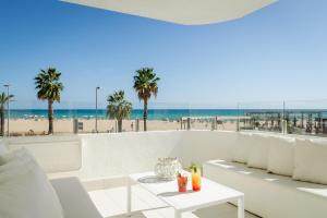 圣苏珊娜ALEGRIA Mar Mediterrania - Adults Only 4*Sup的一间享有海滩美景的客厅