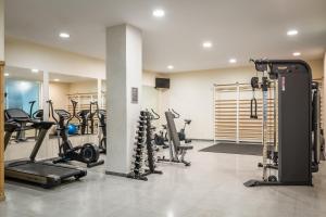 圣苏珊娜ALEGRIA Caprici Verd的健身房,配有跑步机和有氧运动器材