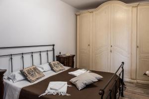 卡尔塔尼塞塔Un posto al sole - Caltanissetta的一间卧室配有一张带两个枕头的床
