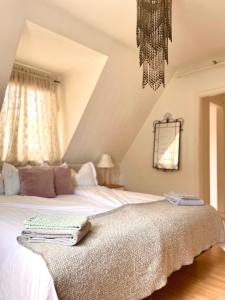 斯泰农松德索丽登酒店及餐厅的一间卧室配有两张床和吊灯。