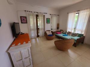 阿伯来Riviera Hermitage Goa的客厅配有沙发和桌子