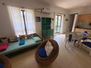 阿伯来Riviera Hermitage Goa的客厅配有沙发和桌子