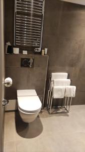 巴黎杜尔酒店的一间带卫生间和3条毛巾的浴室