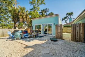 巴拿马城海滩PCB Beach House minutes from fun!的后院设有蓝色的房屋,配有木栅栏
