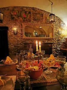 圣玛利亚瓦尔姆斯塔尔Chasa de Capol - Historische Gaststätte & Weinkellerei的一张桌子,上面放着蜡烛和酒杯