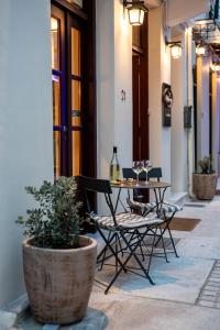 纳夫普利翁伊斯尼佩西恩酒店的庭院配有桌椅和植物