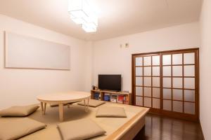 日光苏米卡公寓的客厅配有桌子和电视