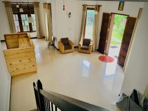 平纳瓦拉Elepath Lodge- Pinnawala的客厅配有两把椅子和一张桌子