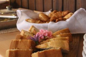 黑岛FULL SPA ISLA NEGRA Suites的餐桌上摆放着面包和一篮糕点