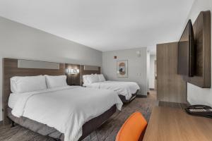 德斯坦德斯廷E购物中心区智选假日套房酒店的酒店客房设有两张床和一台平面电视。