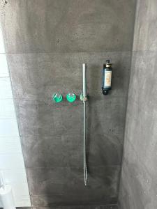 Companhia de BaixoCasas da Prainha D的浴室提供淋浴和1瓶肥皂