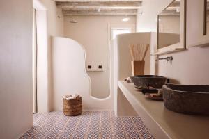 PachainaInfinity Villa milos的一间带水槽和大镜子的浴室