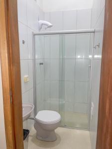 陶巴特Poupahotel的带淋浴、卫生间和盥洗盆的浴室