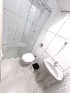 陶巴特Poupahotel的白色的浴室设有卫生间和水槽。