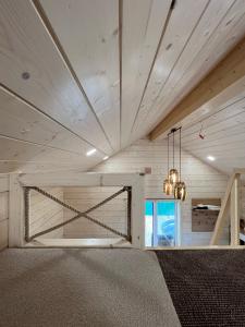 Milkės Karibai - poilsio namelis su sauna ir kubilu的天花板上设有谷仓门的房间